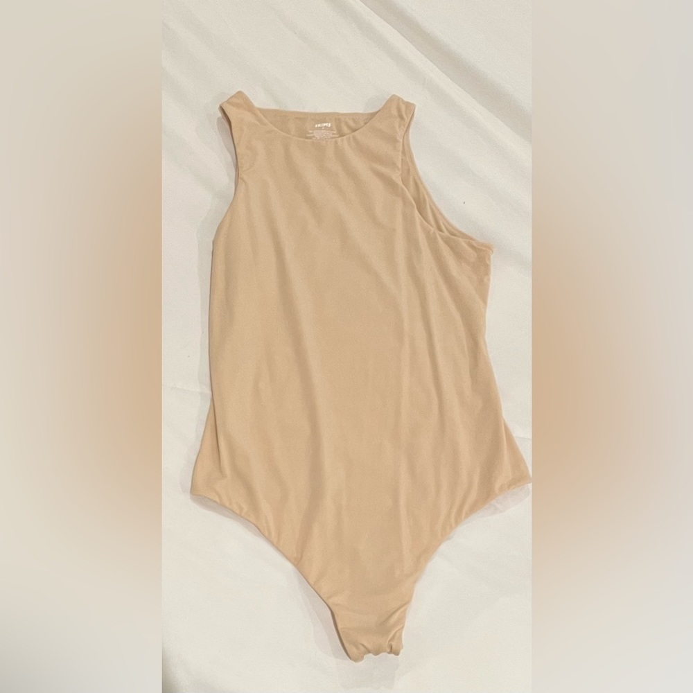 SKIMS bodysuit NEW WITHOUT TAGS. Never worn - Size M